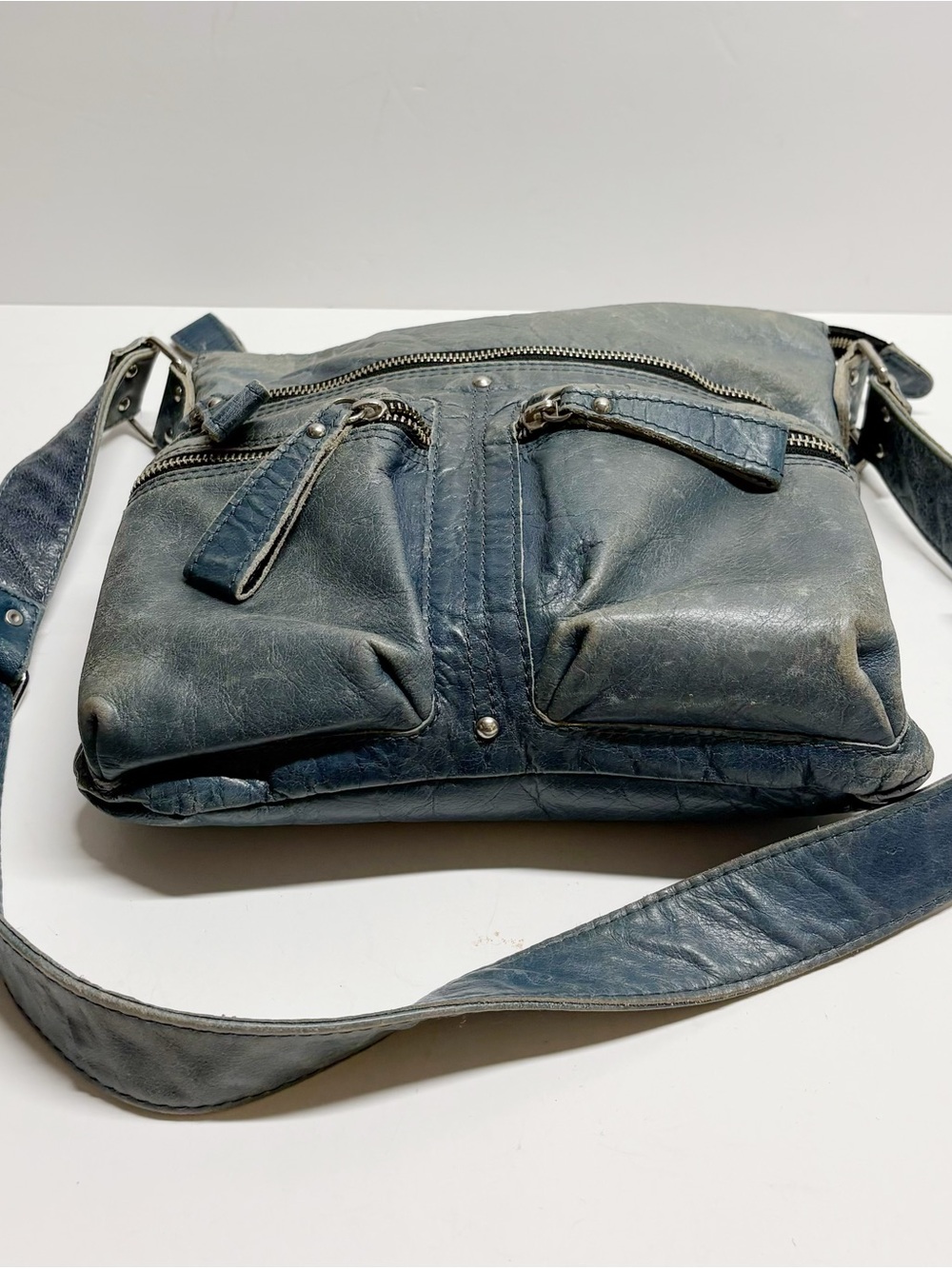 Tano Distressed blue Leather Messenger Bag - Picture 4 of 11
